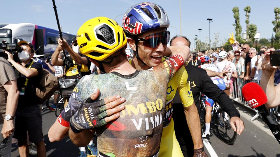 Jonas Vingegaard fangede først holdkammerat Wout van Aert efter målstregen i Calais efter Jumbo-Vismas vilde ryk, som satte belgieren op til etapesejr. <i>Guillaume Horcajuelo/Reuters</i>