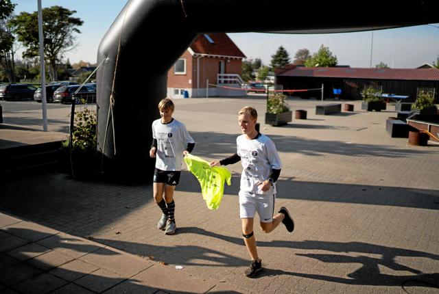 Christian Engberg (tv) og Søren Knudsen kommer i mål efter at have gennemført cirka tre maratonløb på et døgn. Privatfoto: Sofie Janerka/Tirstrup Idrætsefterskole