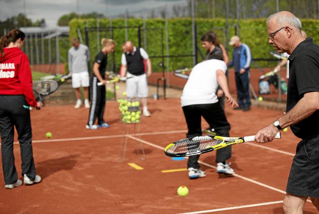 Så er Skørping Tennisklub klar til standerhejsning. Foto: Privat