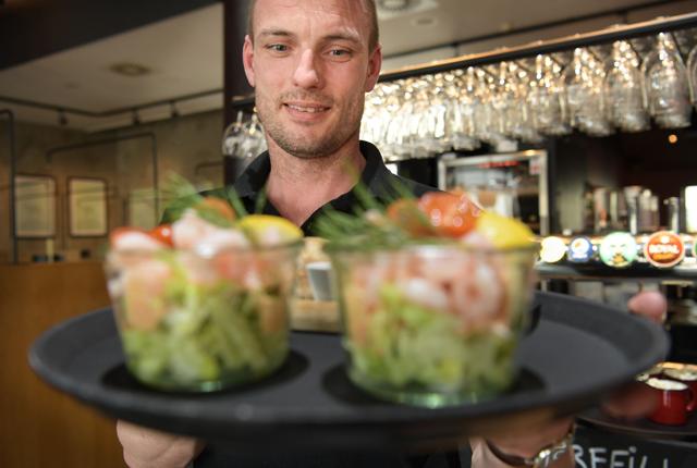 Rasmus Tode, restaurationschef hos Jensens Bøfhus på Nytorv, kan nu igen servere rejecoktails for kunderne. 

Foto: Claus Søndberg
