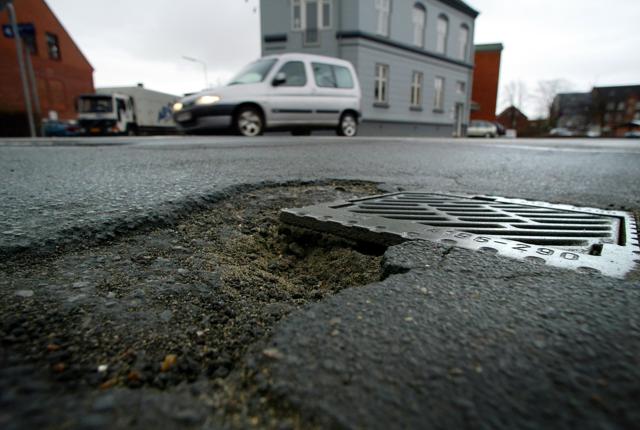 Det er blevet nemmere at tippe kommunen om eksempelvis huller i vejene. Arkivfoto