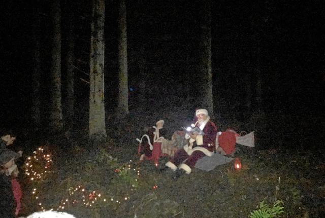 Julemanden læste historier og nissebørn delte godter ud.Foto: Kasper Mølbæk