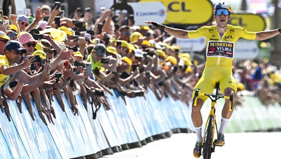 Wout van Aert symboliserede, at den gule trøje gav ham vinger, da han kørte over målstregen i Calais. <i>Anne-Christine Poujoulat/Ritzau Scanpix</i>