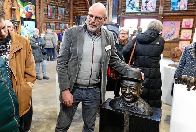 Skulptør Michael Sasserson med sin bronzebuste af  af Hobros verdensberømte skuespiller, Harald Miehe Madsen. ?Foto: Niels Reiter
