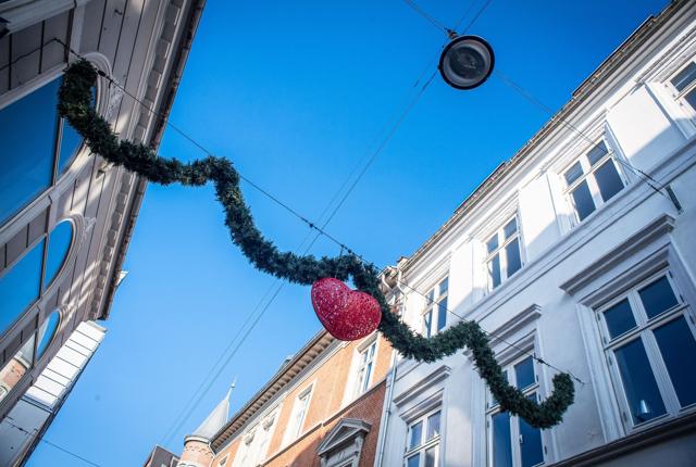 Sådan ser den nye julepynt i Aalborg ud - snart får guirlanden følgeskab af mange flere.