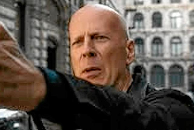 Så kender vi ham igen: Bruce Willis er på jagt efter de lede kriminelle, der har overfaldet hans kone og datter. Foto: Fjerritslev Kino