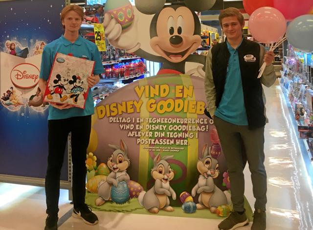 Niels og Nikolaj byder velkommen i A-Zs nye Disneyshop, hvor børnene bliver udfordret i en tegnekonkurrence.