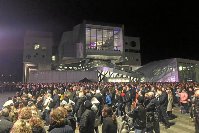 Tusinder er mødt op i Aalborg for at følge med i mindekoncerten for Kim Larsen.