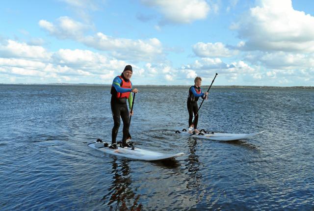 Ifølge Gjøl Sejlklub kan et nyt stand up paddle-tilbud trække både flere ældre, unge og kvinder til sejlklubben. Privatfoto