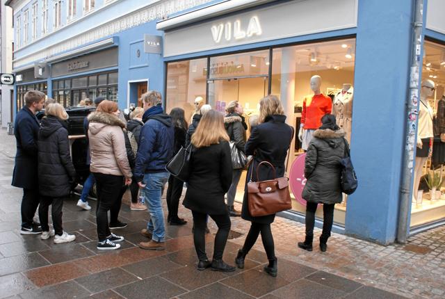 Torsdag morgen var der Grand Opening på en ny Vila-butik i Bispensgade, hvor folk stod i kø for at få del i gode tilbud. Åbningsfesten fortsætter de kommende dage. Foto: Ole Skouboe