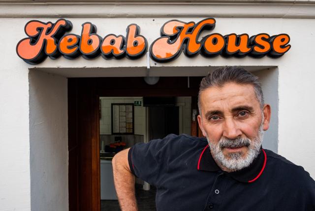 Ejer af Kebab House, Nasser Hassan Haoui  er klar til at starte en ny æra i Danmarksgade. Foto: Lasse Sand