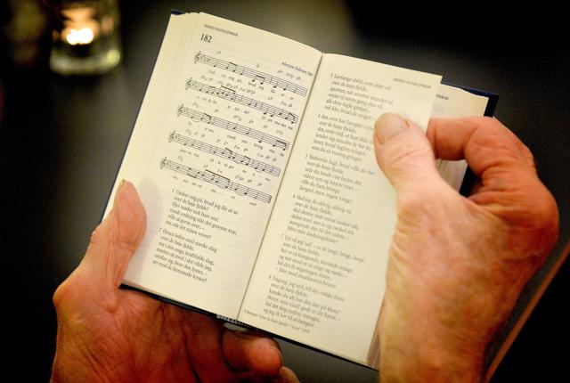 Der skal synges til gudstjeneste med Vendsyssel Gilde - og en af sangene er en salme oversat til vendelbomål i dagens anledning. Arkivfoto: Peter Mørk