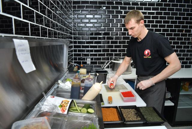 Pavels Sokolovs i færd med at tilberede sushi i sin restaurant - Sushi Fresh - på Theatertorvet 2. Foto: Claus Søndberg
