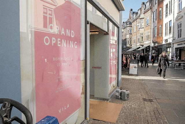 I øjeblikket er butikken ved at blive sat i stand, så den er klar til åbningen på torsdag klokken 8. Foto: Lasse Sand