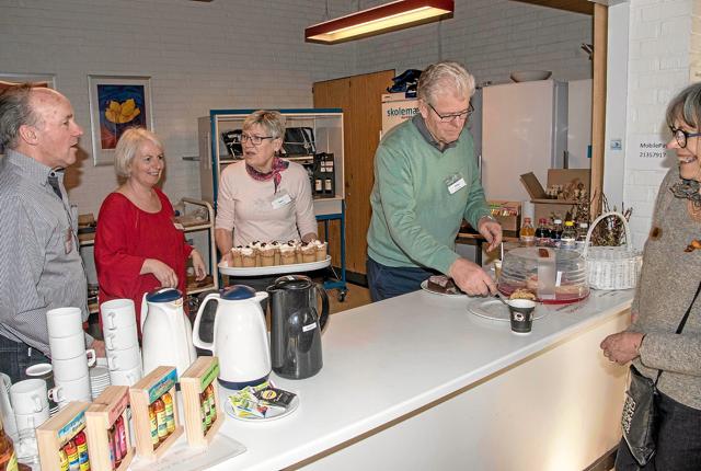 Det lille cafeteria blev bestyret af Knud og Erling fra De Gå Mænd i Bjergby, mens Susanne Hansen og Karen Hylle hele tiden kom med friske forsyninger. Foto: Niels Helver