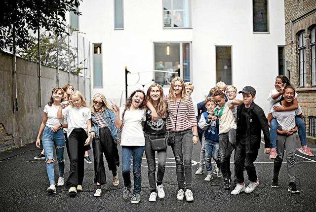6. klasses elever fra Sølvgades Skole i indre København tager i denne uge turen rundt til nord- og midtjyske landbrug. Emilie og Esther skal besøge gården Espelund i Aarestrup. Foto: Privat
