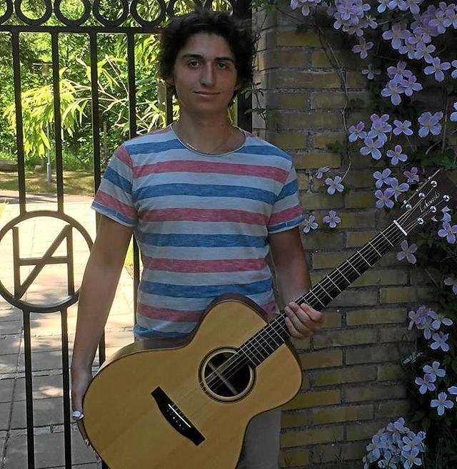 Oliver med sin guitar. Privatfoto