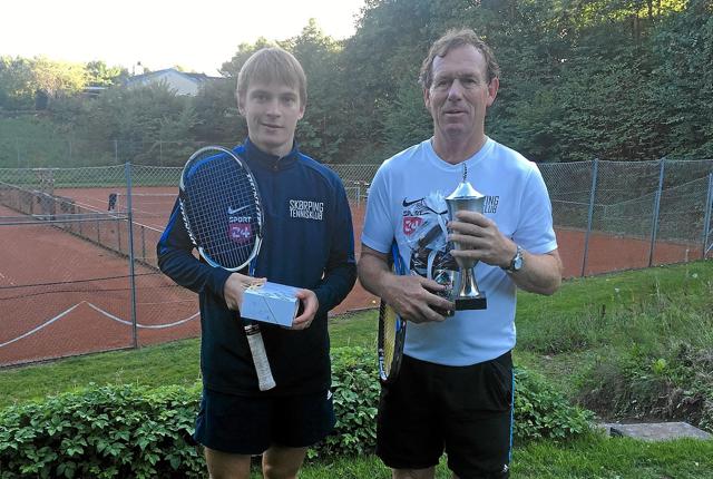 I Herre-A finalen vandt Jørgen Olesen (th) over Jonathan Bentholm (tv). Foto: Skørping Tennisklub