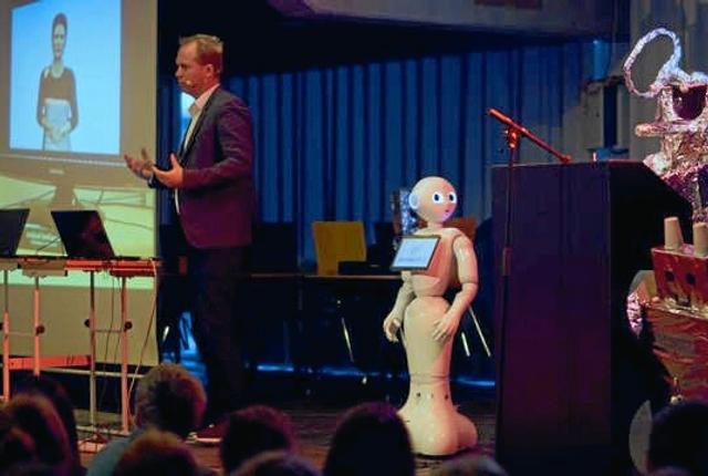 Foredragsholder og ekspert Søren Tranberg fortæller om robotter. Privatfoto: Anders Frejbæk