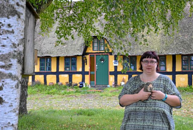 Christina Jensen foran hjemmet med internatet på Kjellerupsgade 60C i Visborg. 

Foto: hhr-freelance.dk
