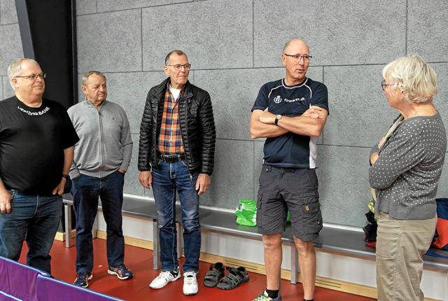 Kontaktperson Claus Uttrup byder nye bordtennisspillere velkommen til en spændende sport, hvor deltagerne hurtigt får pulsen op og sved på panden. Foto: Niels Helver