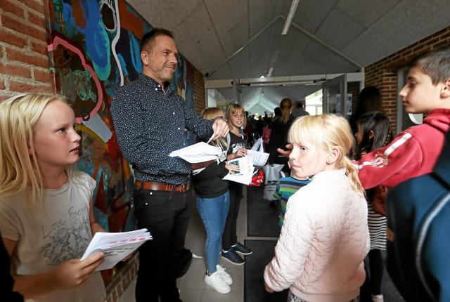 Skoleleder Søren Madsen bæd velkommen til de mange besøgende. Foto: Allan Mortensen