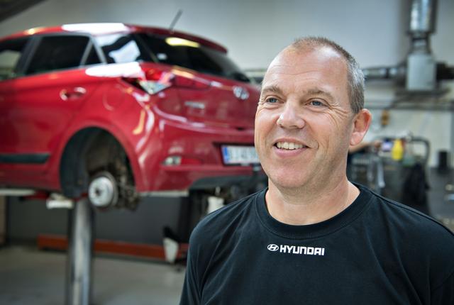 Flemming Stensbak er til daglig værkfører hos Rørbæk Biler på Vandværksvej. I november skal han dyste om at blive verdens bedste Hyundai-servicerådgiver.Foto: Hans Ravn
