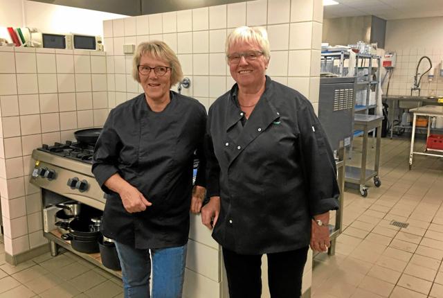Gitte Bruun (tv.) afløser Ella Rasmussen i køkkenet hos Verdenskortet. Privatfoto