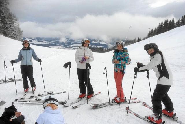 Her er der tid til en pause på løjpen under 10. klasses tur til de tyske Alper. Privatfoto