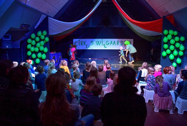 Gennemsnitsalderen var ikke særlig høj i dramasalen på Thorsgaard Efterskole, da Cirkus Wiegaarden torsdag gav gallaforestilling i anledning af Wiegaardens Naturbørnehaves 25 års jubilæum. <i>Jesper Thomasen</i>