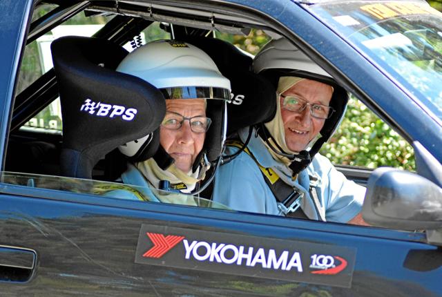 Niels og Inger Bjerre præsterer flot rallytempo i deres Peugeot 306. Privatfoto