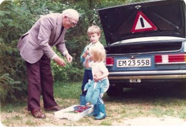 Morfar deler kirsebær ud fra den gamle Mercedes. <i>Henrik Kruhöffer.</i>