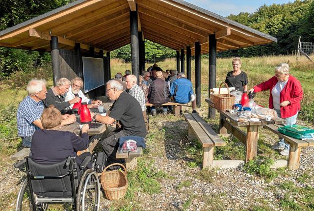 Turen i Slotved Skov Dyrehave blev indledt med fælles morgenbord, som der er tradition for, når Faglige Seniorer mødes. Foto: Niels Helver