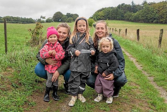 Børnene Agnete, Ofelia og Lucia har fået deres mødre Tanya og Vibeke med til Naturens Dag, og de deltog i insektsafarien. Foto: Niels Helver