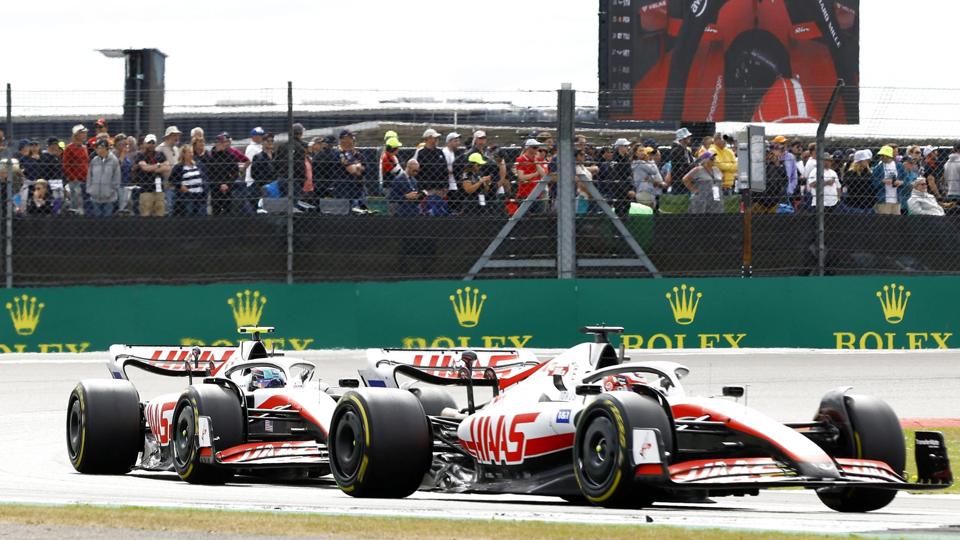 Mick Schumacher og Kevin Magnussen hev begge point hjem for Team Haas, da de i weekenden kørte ræs på Silverstone-banen. Fredag til søndag skal de forsøge at gøre kunsten efter til det østrigske grandprix. <i>Andrew Boyers/Reuters</i>