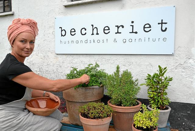 Rita dyrker selv mange af de krydderurter, hun bruger i maden. Foto: Jesper Bøss