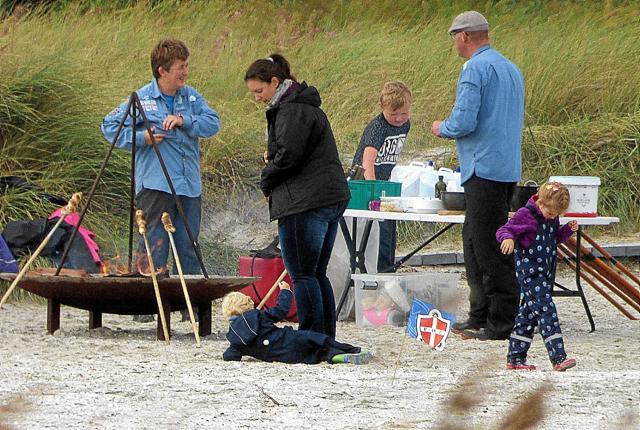 FDF-erne i Øster Hurup gør på stranden klar til at modtage deltagerne i Naturens Dag. Foto: Ejlif Rasmussen