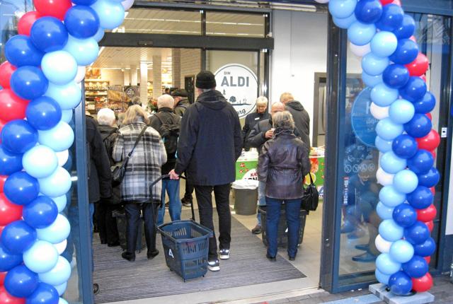 De morgenfriske kunder blev forkælet med gratis kaffe og bagværk ved lørdagens festlige åbningsfest hos Aldi i Dannebrogsgade. Foto: Ole Skouboe