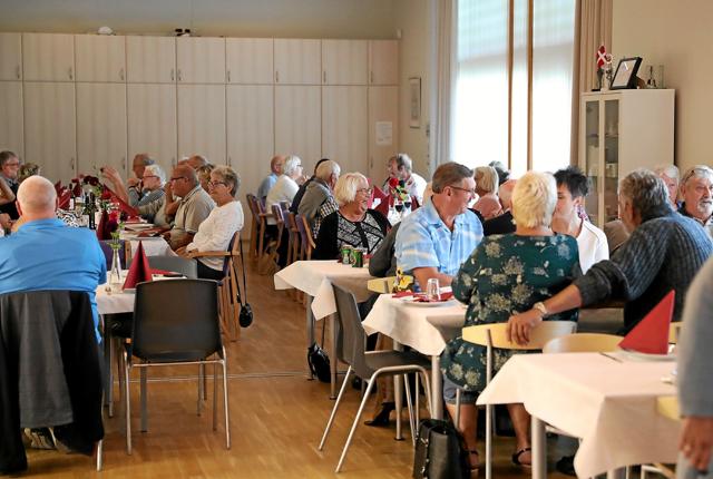 110 børn og voksne var fredag aften samlet til fællesspisning i Hou Borgerhus. Foto: Allan Mortensen
