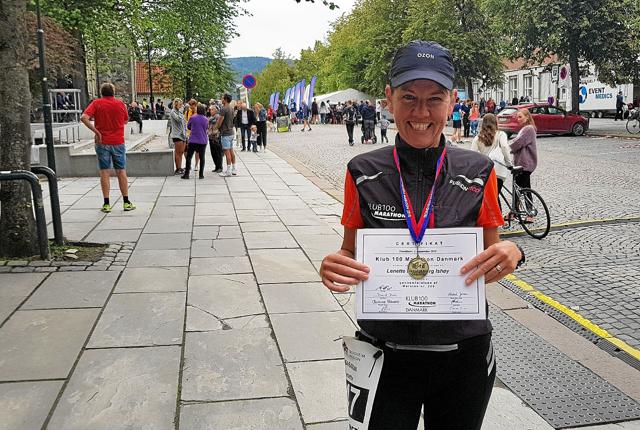Lenette Ishøy fra Gandrup er den første danske kvinde, der runder 200 maratonløb. Her ses hun med diplomet fra Klub 100 Maraton Danmark. Privatfoto.