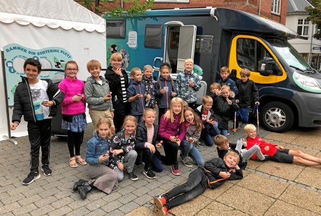 Cirka 50 børn fra Søndergades Skoles 3. klasser deltog, da AVV var på besøg i Brønderslev i forbindelse med Brønderslev Bæredygtighedsfestival. Privatfoto
