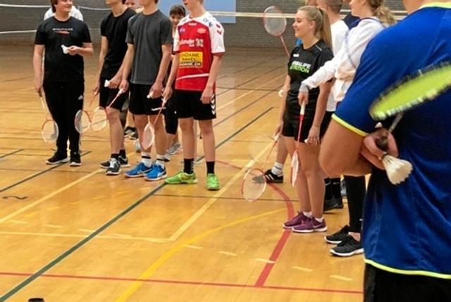 Badmintonholdet får instrukser og en ketsjer, hvorefter der er fuld gang i at spille til hinanden. Privatfoto
