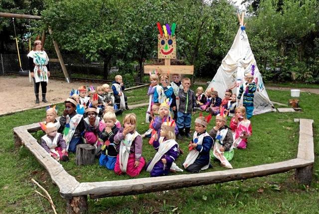 Alle børn og voksne i Gregers Krabbe Naturbørnehave var klædt ud som indianere, da sensommerens indianerprojekt kulminerede med en stor indianerfest. Privatfoto