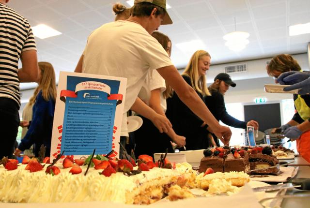 Elever og lærere på EUC Nordvest nød kagerne, der kom på bordet på grund af stigende antal praktikaftaler og hovedforløbselever. Foto: Lotte Heshe