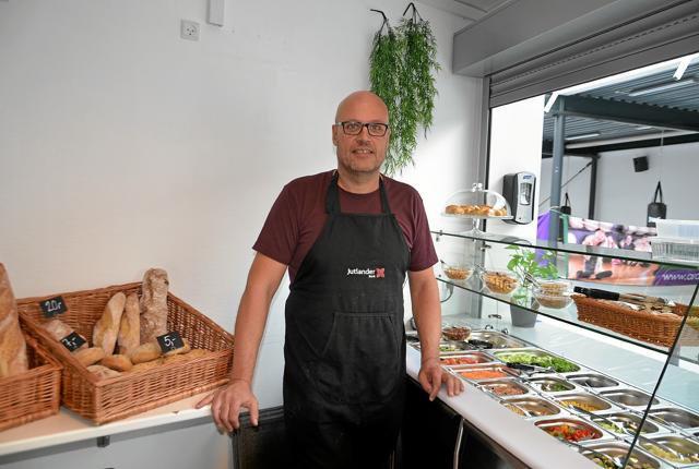 Claus Jacobsen, centerleder i Arden Hallerne, i cafeen ”Forbrændingen”, der nu også byder på både salatbar og friskbagt brød. Foto: Jesper Bøss