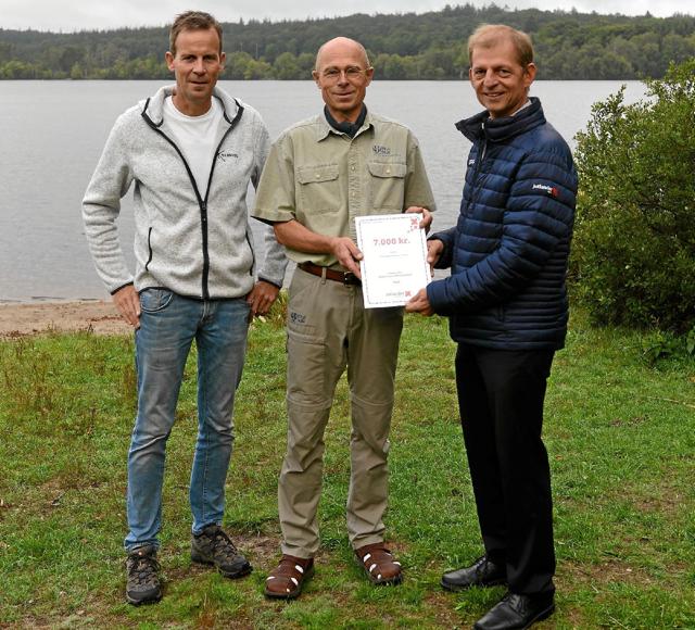 Henrik Harbo (th) fra Jutlander Bank overrækker årets bidrag til Film i Skoven til Uffe Westerberg, Rold Skov Natur- og Kulturcenter, samt Henrik Bjerg Søbye fra Kinorevuen i Skørping. Foto: Privat