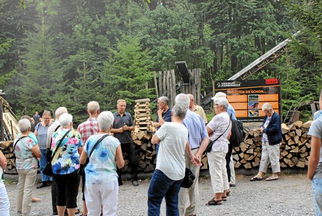 Under opholdet i Harzen hørte Nørager-pensionisterne blandt andet om trækullets historie. Privatfoto