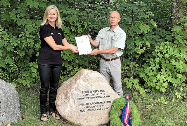 Afdelingsdirektør Ella Møller fra Jutlander Bank overrækker beviset for donationen til Uffe Westerberg fra Rold Skov Natur-og Kulturcenter. Foto: Privat <i>Privat</i>