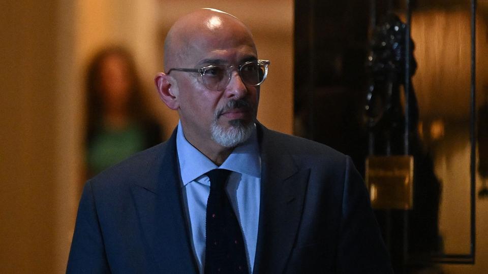 Den nye britiske finansminister Nadhim Zahawi forlader premierministerens embedsbolig i Downing Street i det centrale London tirsdag aften efter sin udnævnelse. Den 55-årige Zahawi kom i midten af 1970'erne til Storbritannien, da hans kurdiske familie flygtede fra Saddam Husseins styre i Irak. <i>Justin Tallis/Ritzau Scanpix</i>
