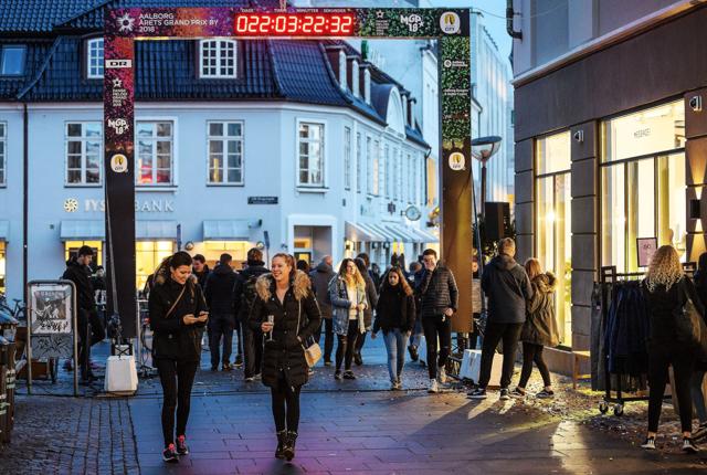 Aalborg er forvandlet til grandprix-by, og der en masse sjove ting, man kan give sig til. Foto Peter Broen
